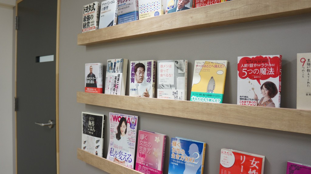 千代田区のコワーキングスペースの本棚