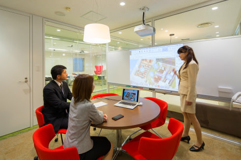 女性に対する配慮のあるガラス張りの会議室