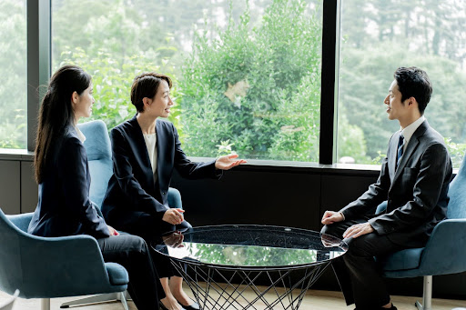 知人や同業者から紹介を受ける